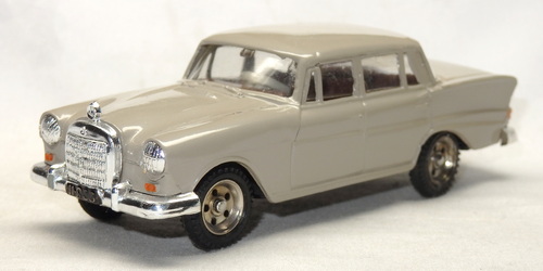 MERCEDES-BENZ 200 (W110)