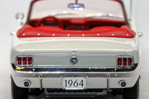 FORD MUSTANG CONVERTIBLE 2