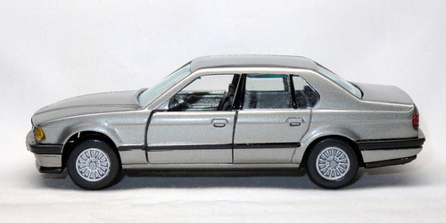 BMW 735i (E32)