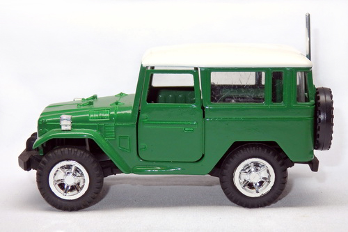 TOYOTA LAND CRUISER (FJ42V) 4