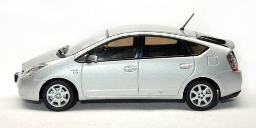 TOYOTA PRIUS 4