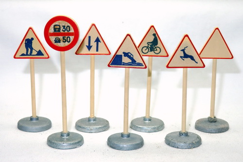DINKY TOYS FRANCE ROAD SIGNS