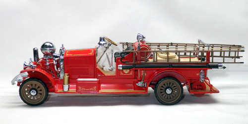 AHRENS FOX FIRE ENGINE 4